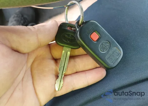 2005 Toyota Camry Le z USA, uszkodzony, nr VIN 4T1BE32K75U979568